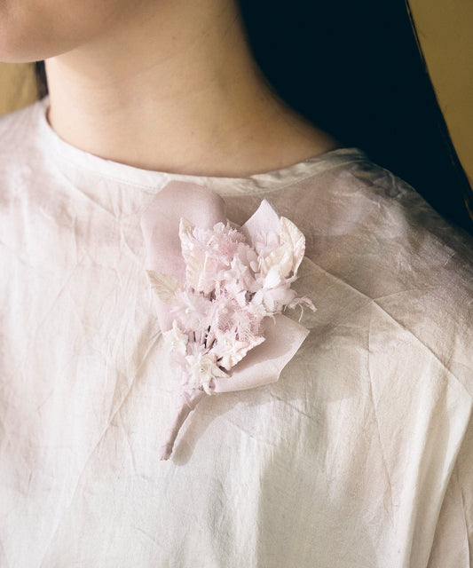 クララとサテンのコサージュ