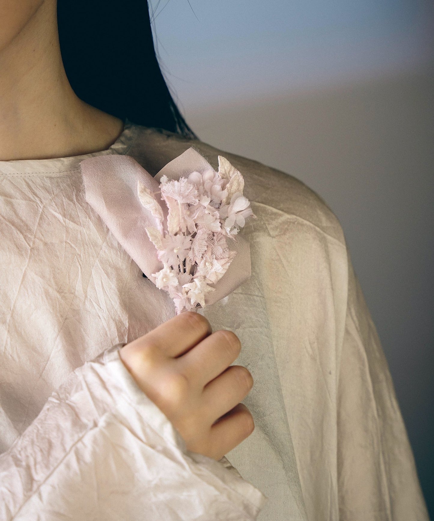 クララとサテンのコサージュ