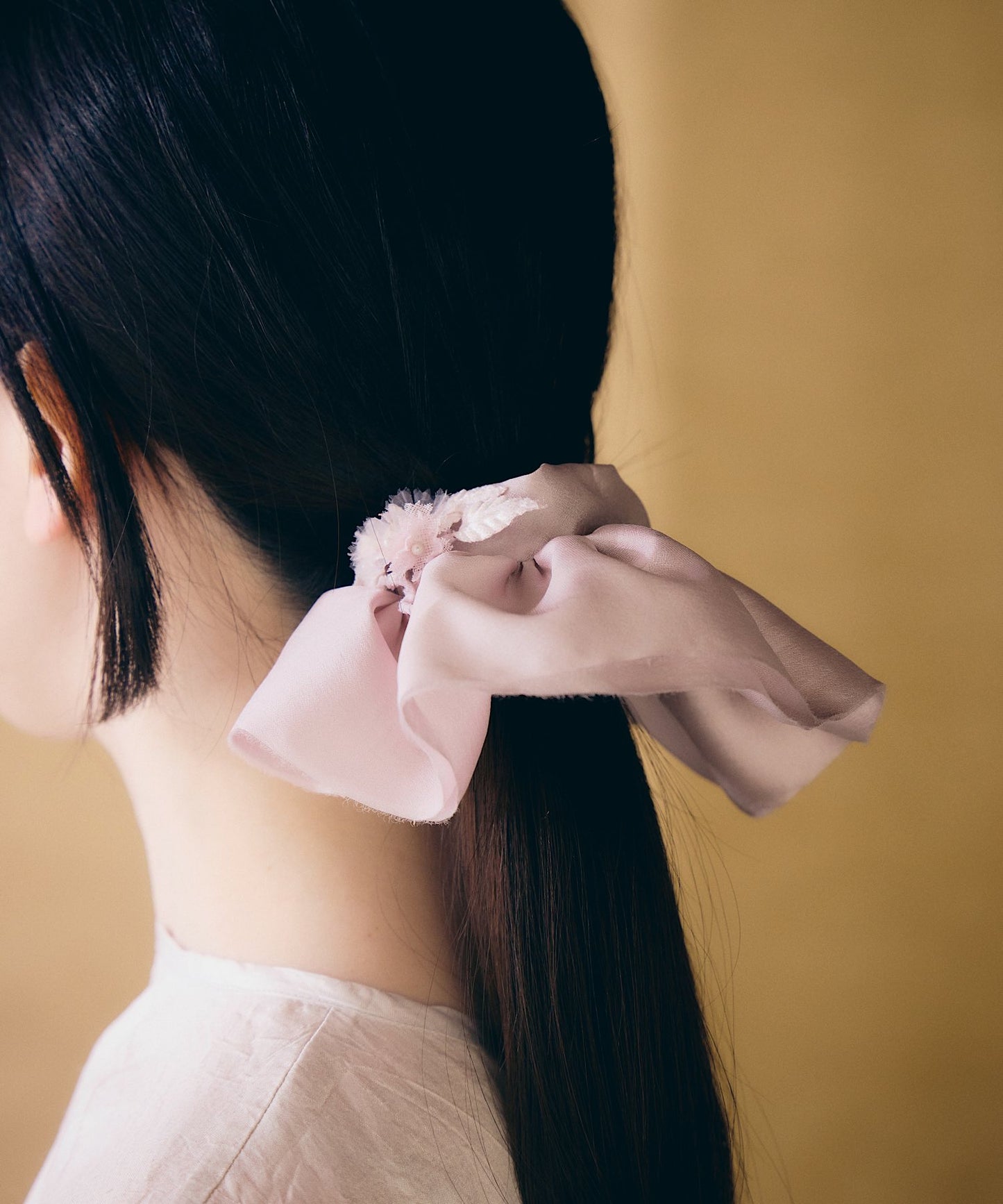 クララとサテンのシュシュ