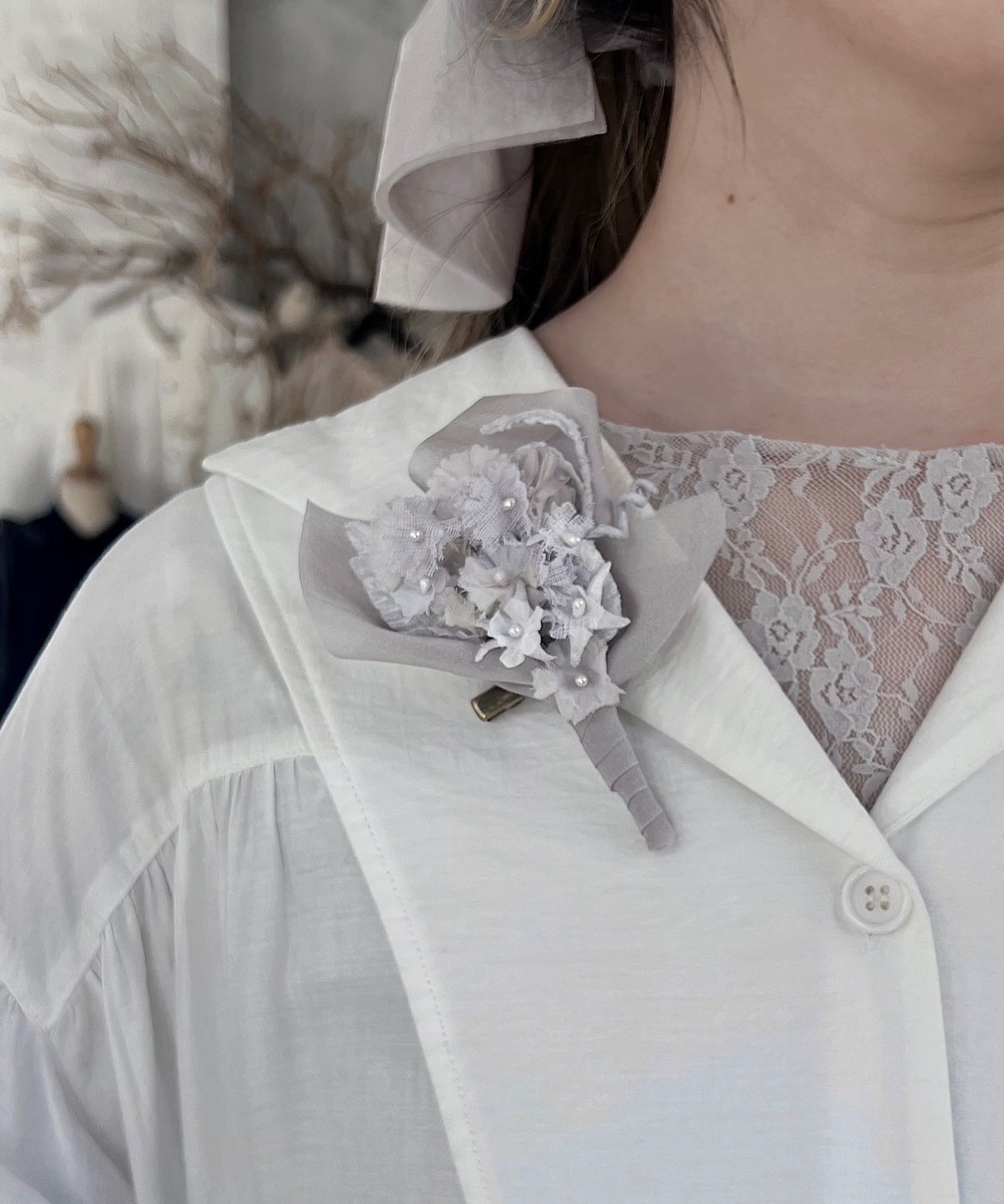 クララとサテンのコサージュ