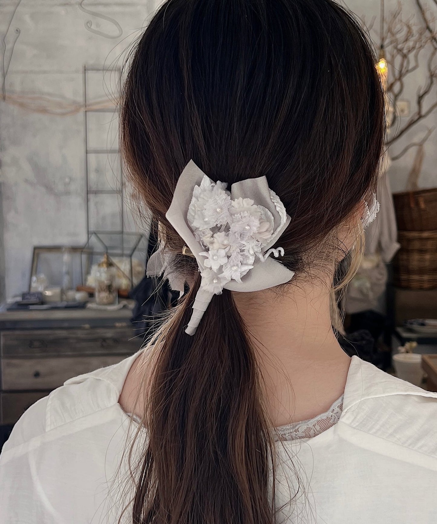 クララとサテンのコサージュ