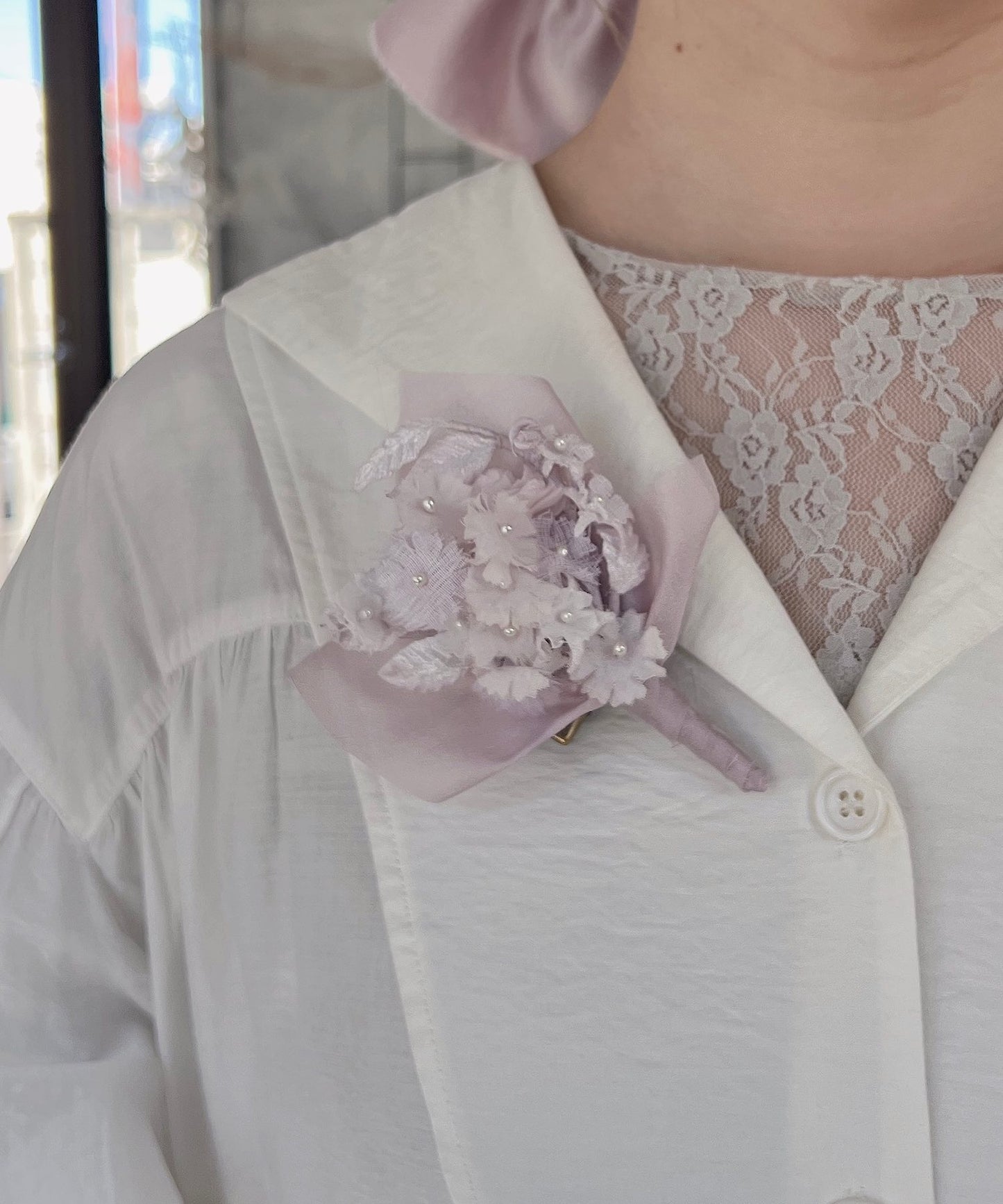 クララとサテンのコサージュ