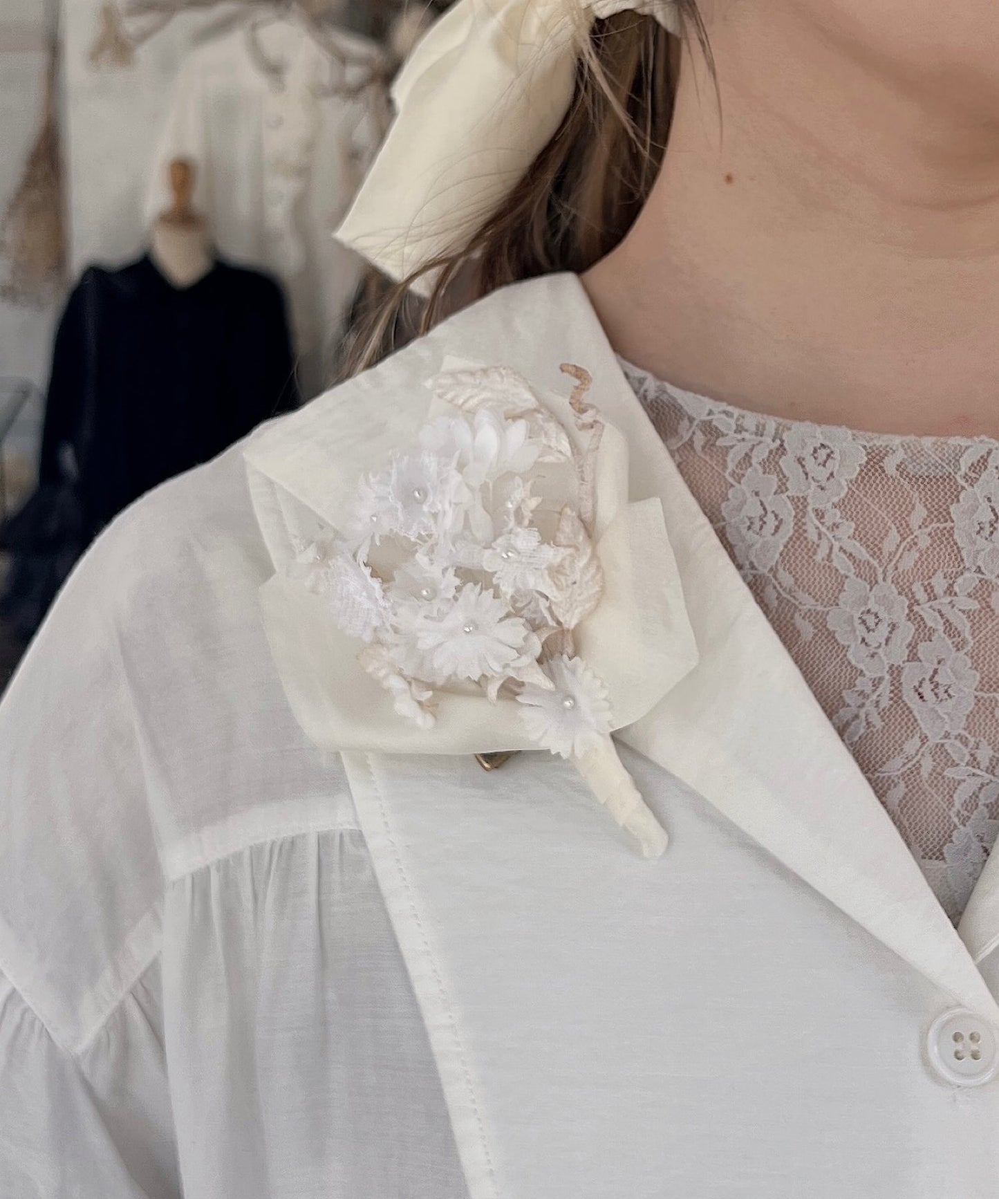 クララとサテンのコサージュ