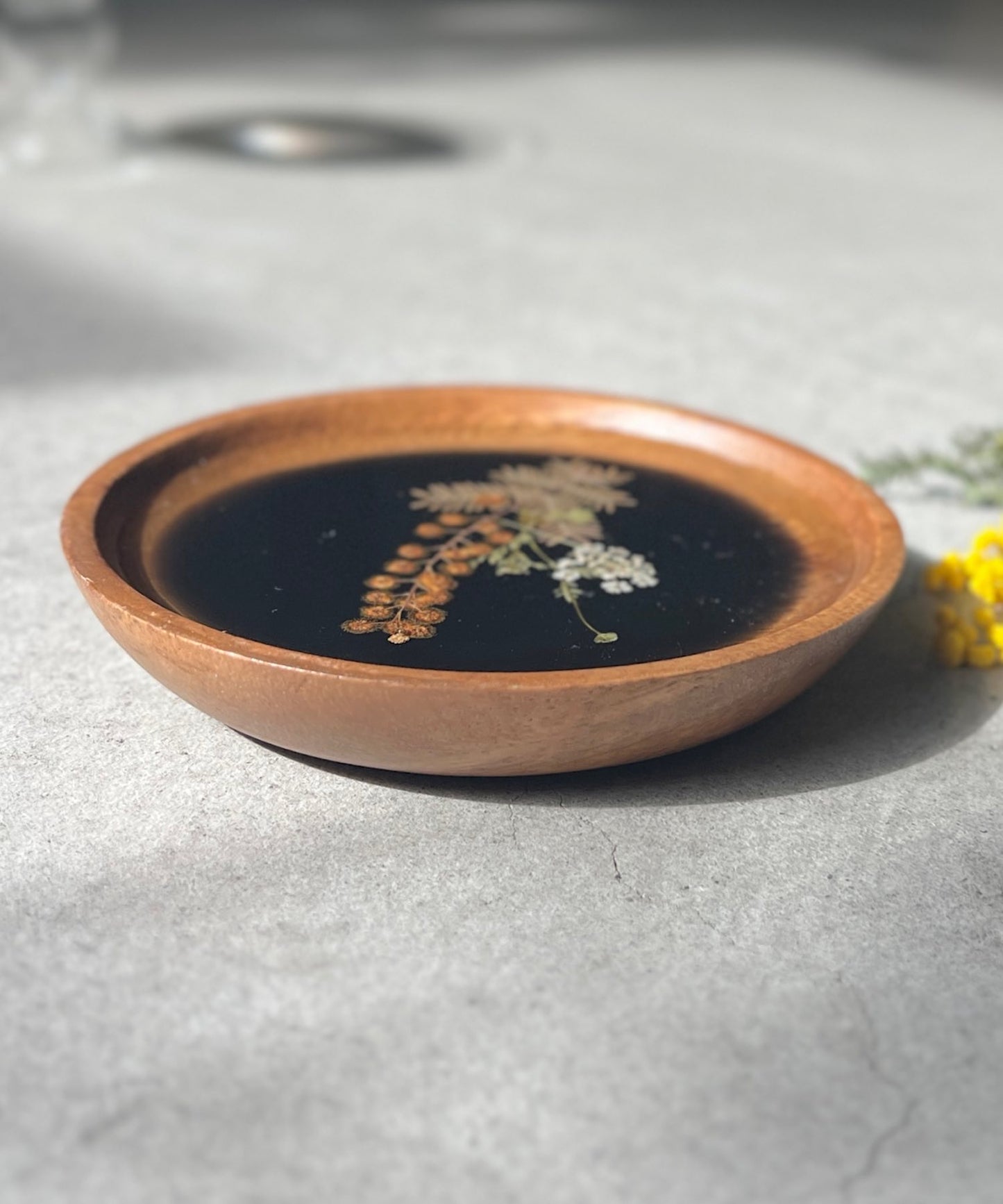 ミモザの押し花プレート " black "