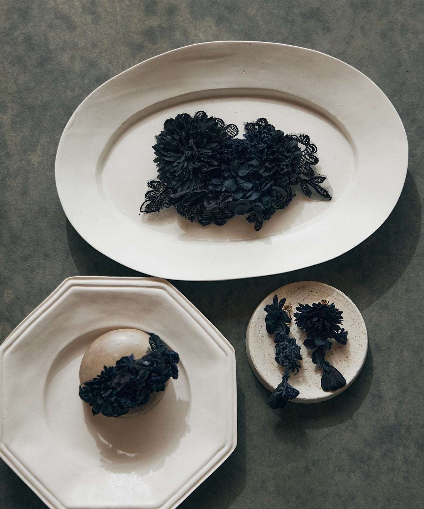 黒いお花の揺れるピアス/イヤリング