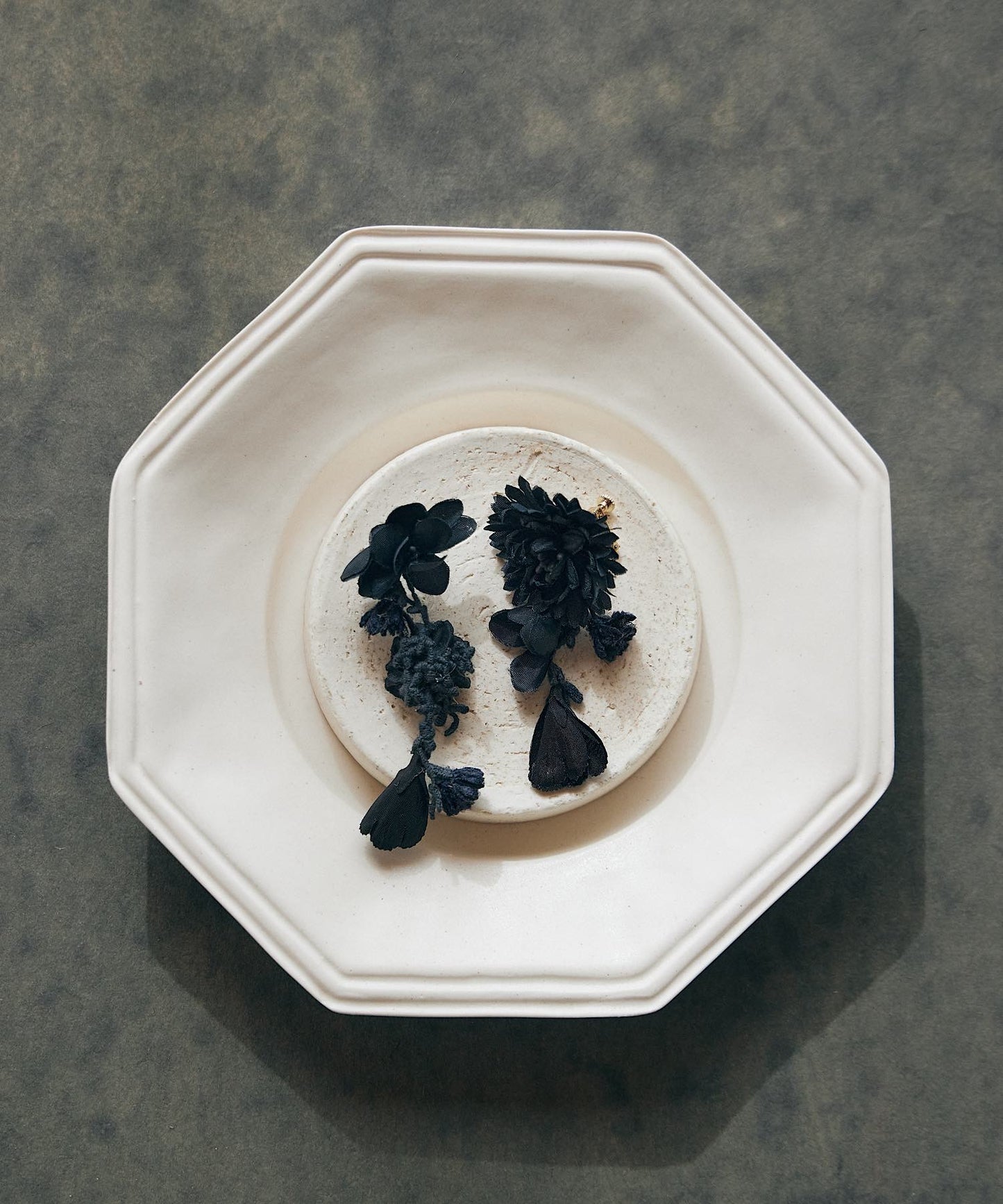 黒いお花の揺れるピアス/イヤリング