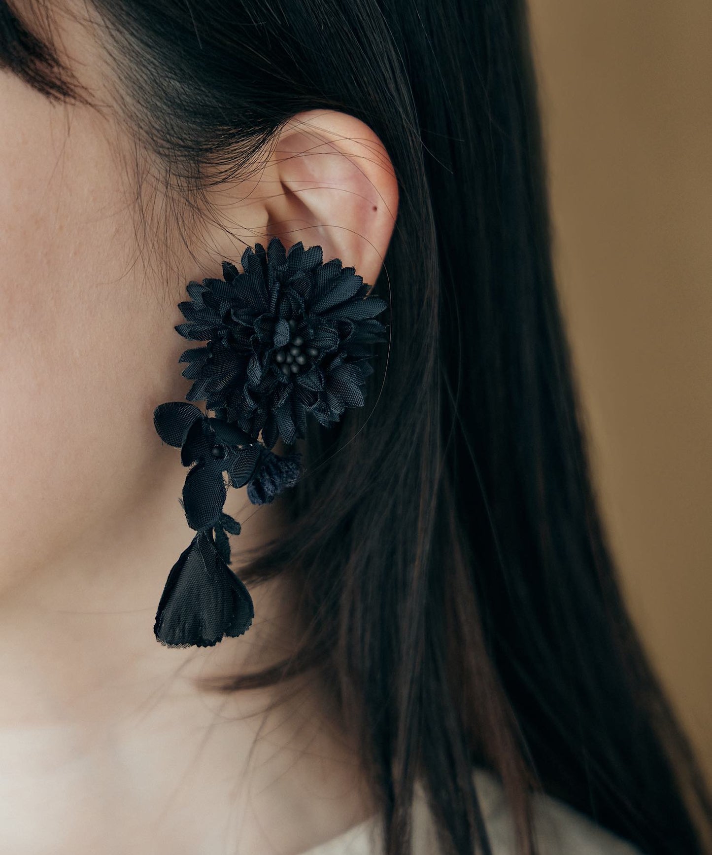 黒いお花の揺れるピアス/イヤリング