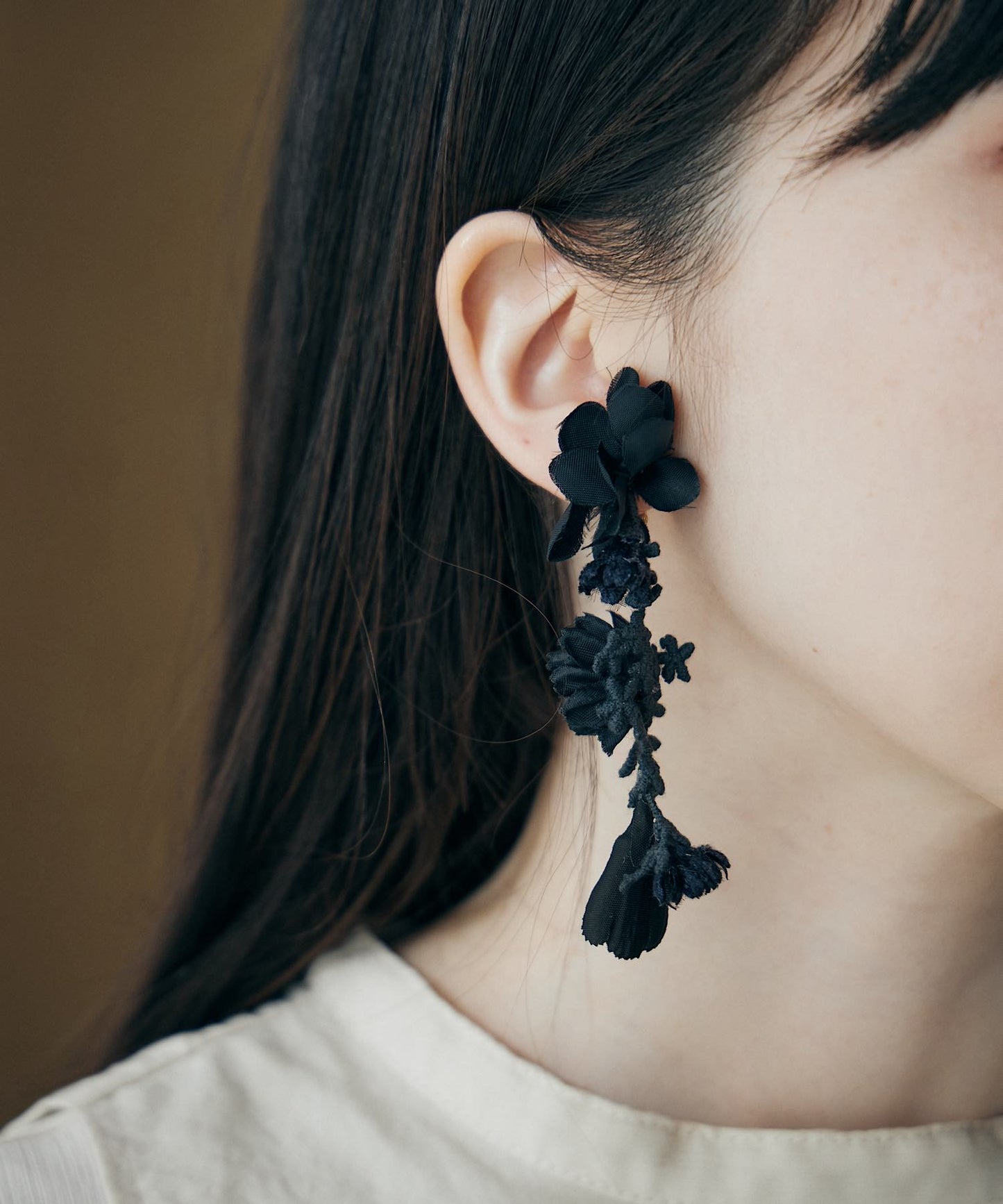 黒いお花の揺れるピアス/イヤリング