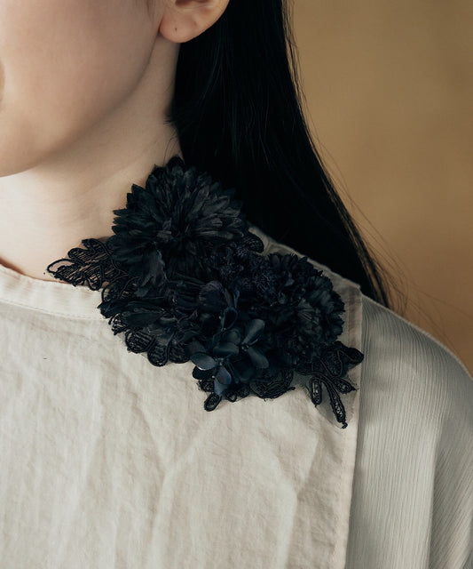 黒いお花の大きなコサージュ