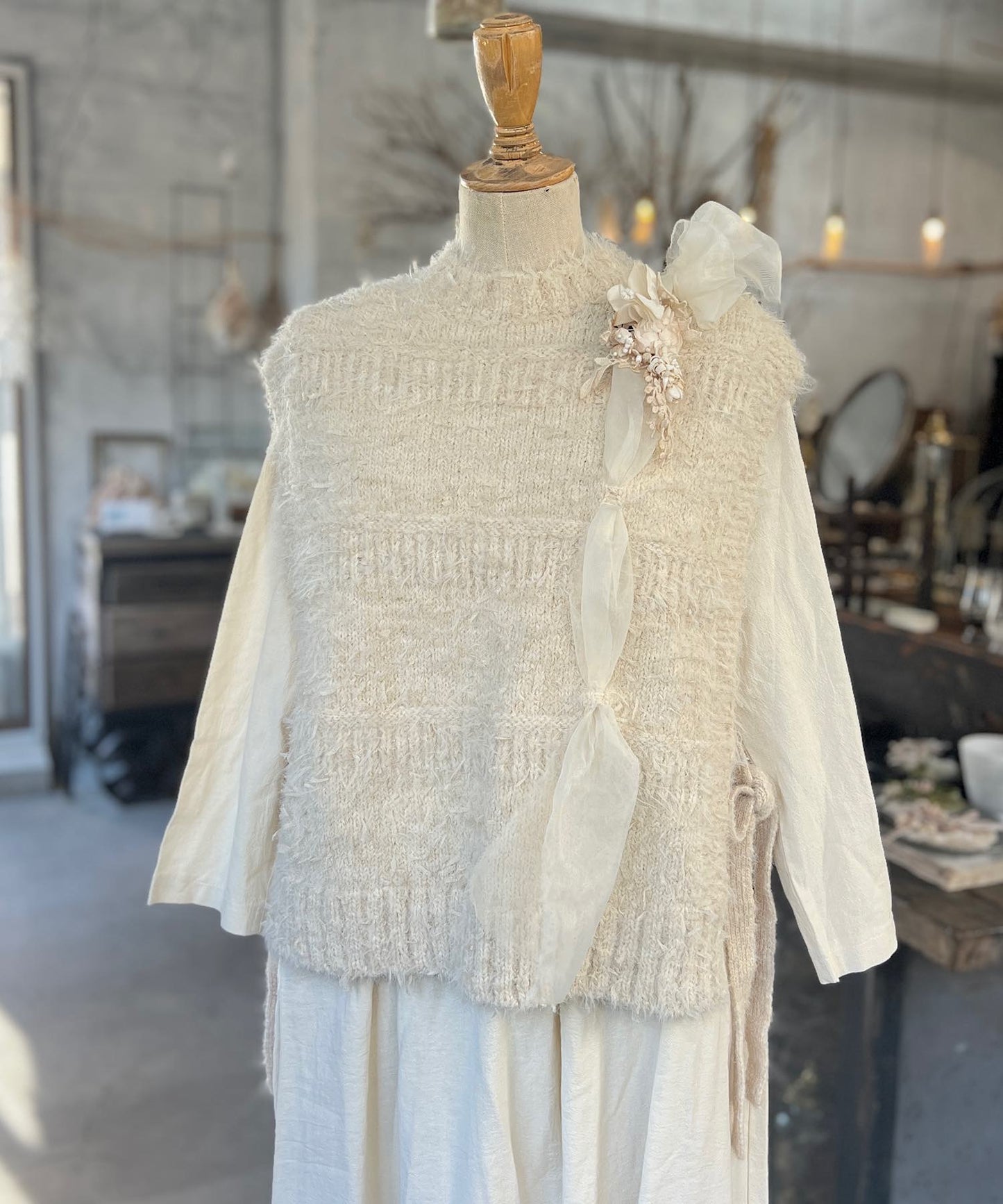 お花モチーフとリボンヤーンのニットベスト