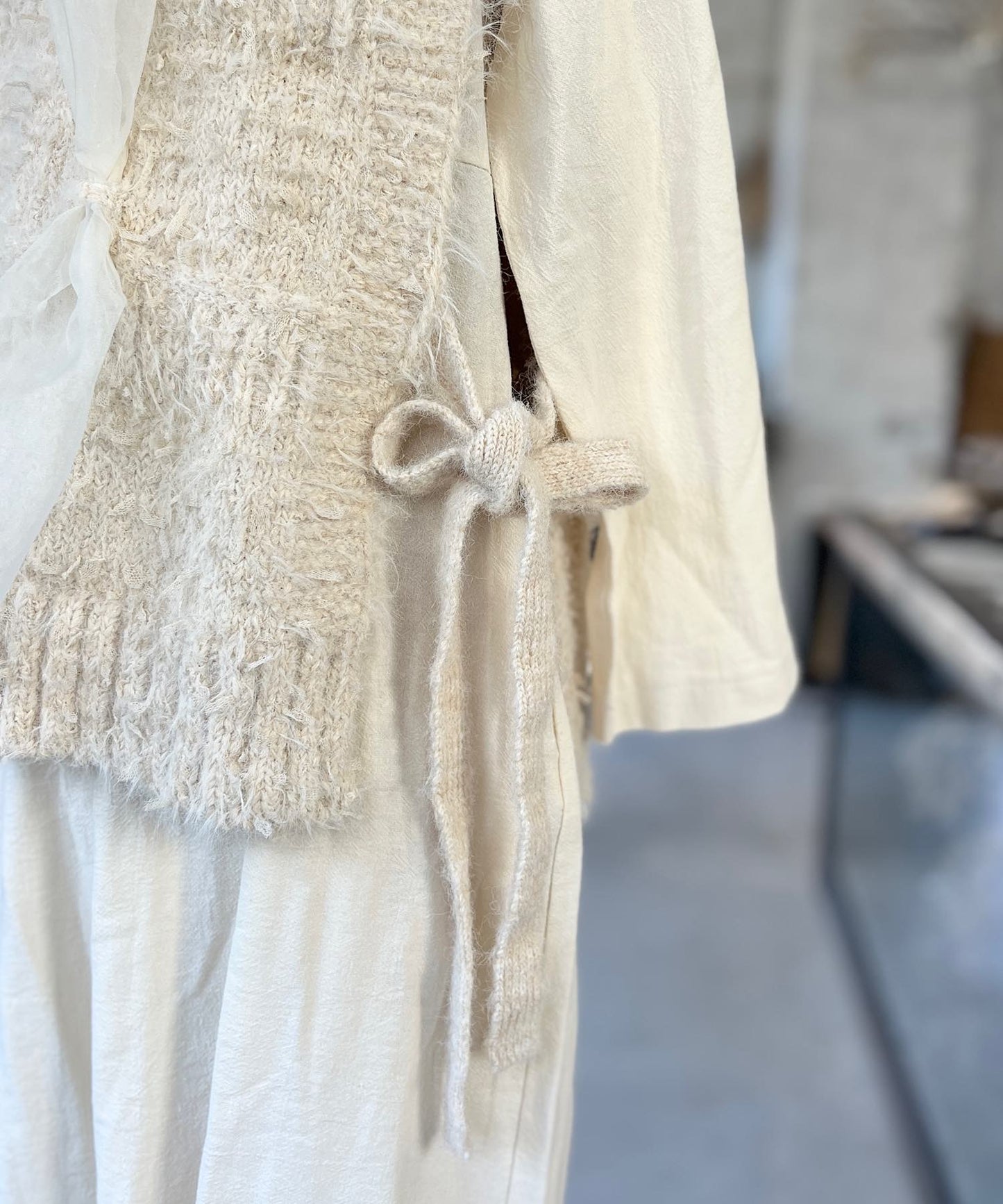 お花モチーフとリボンヤーンのニットベスト