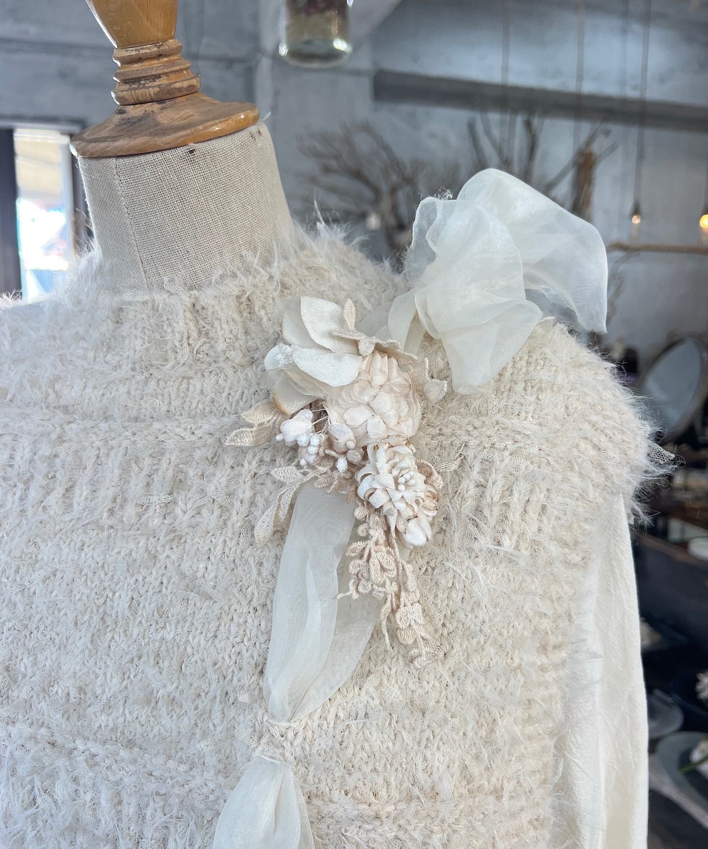 お花モチーフとリボンヤーンのニットベスト