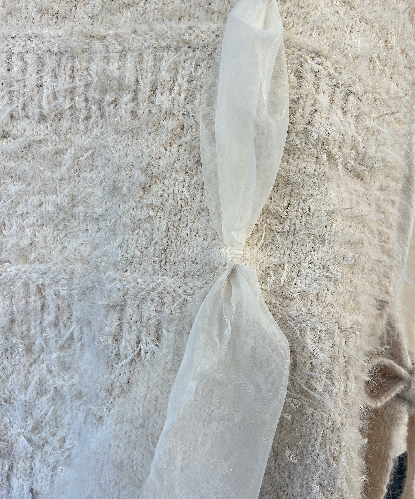 お花モチーフとリボンヤーンのニットベスト