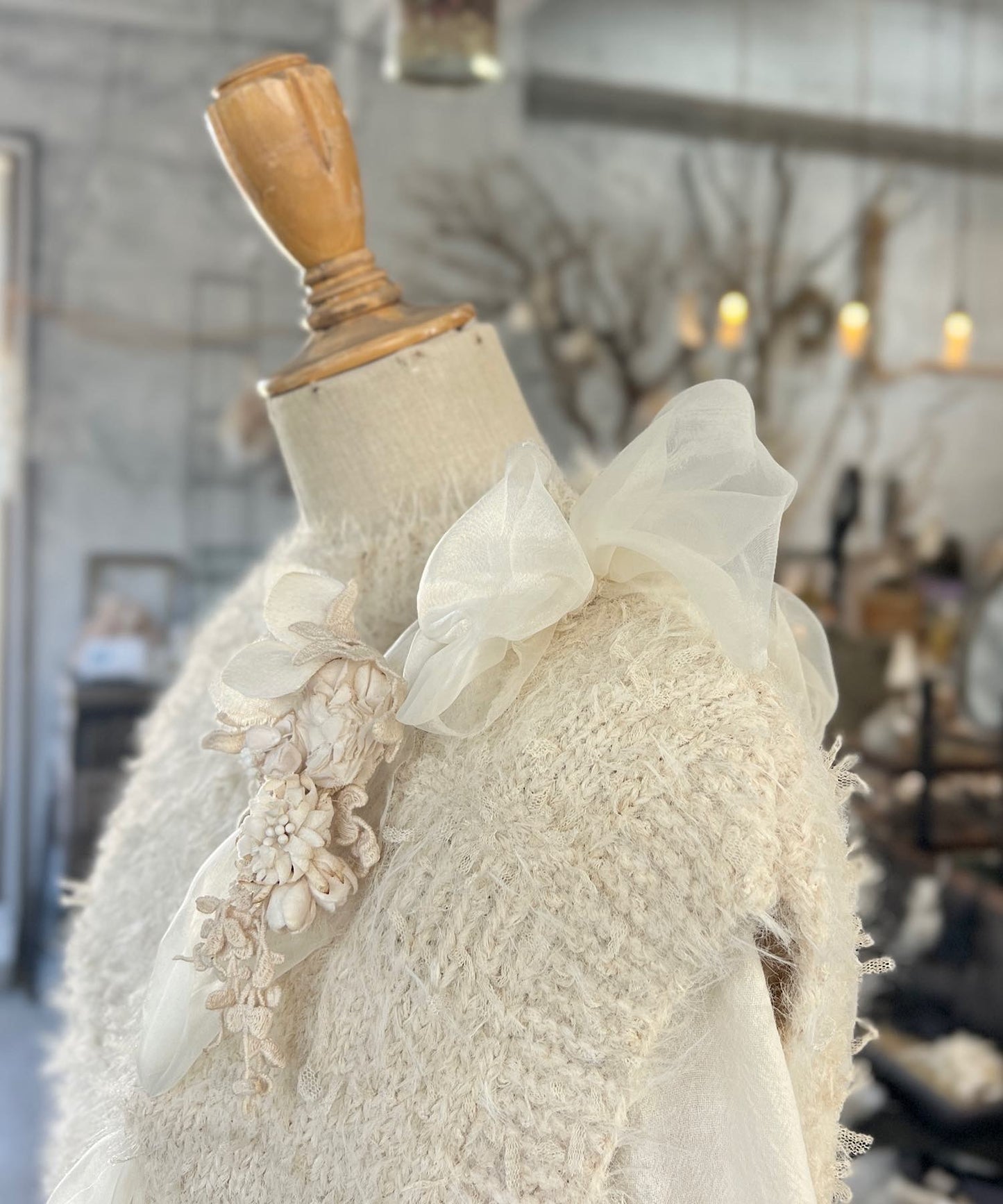 お花モチーフとリボンヤーンのニットベスト