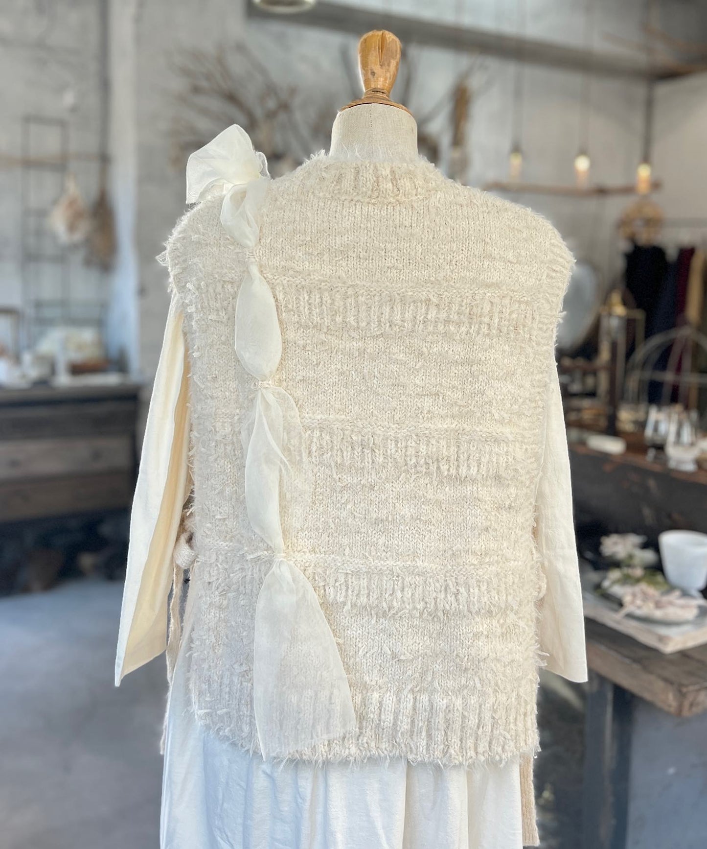 お花モチーフとリボンヤーンのニットベスト