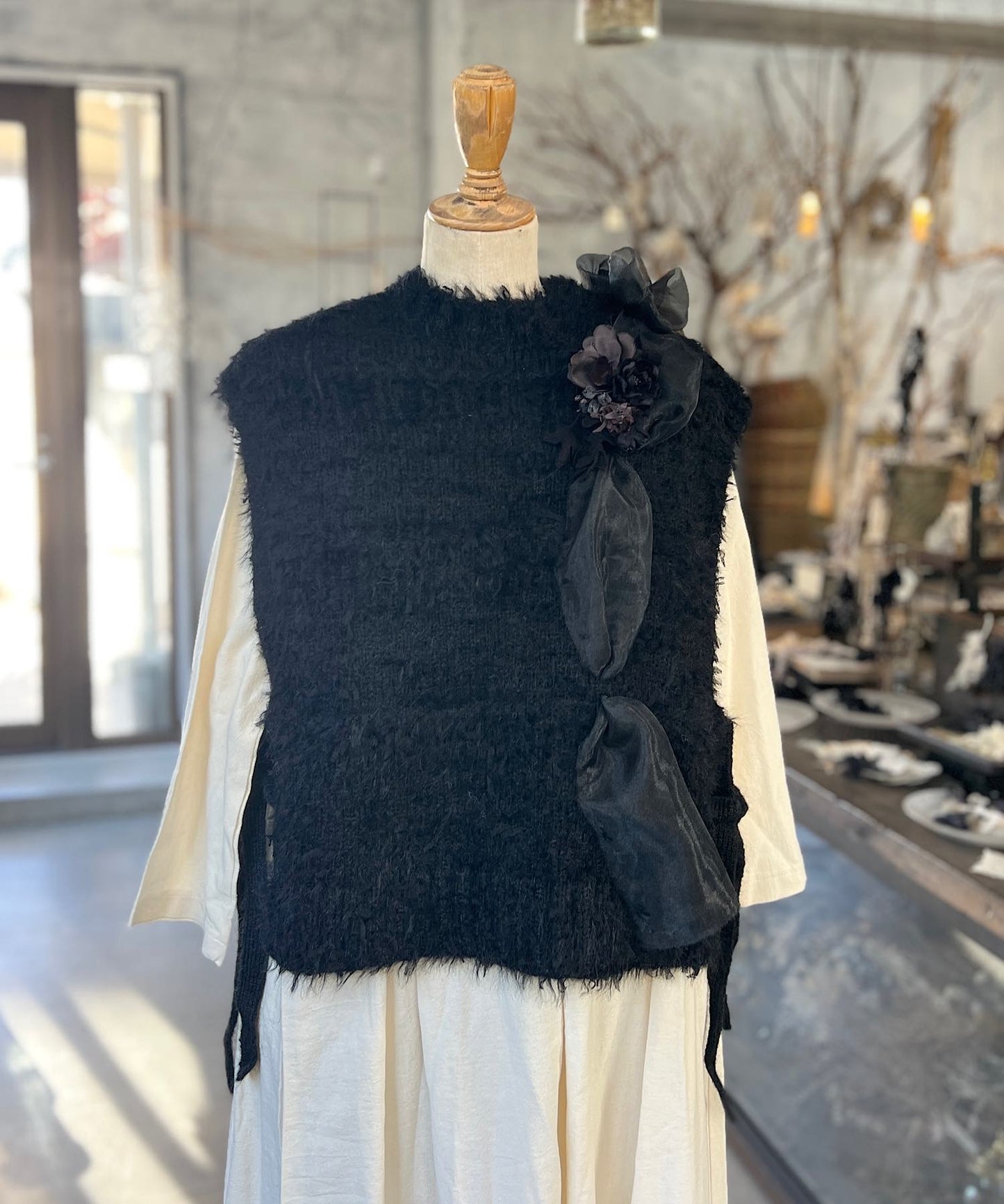 お花モチーフとリボンヤーンのニットベスト