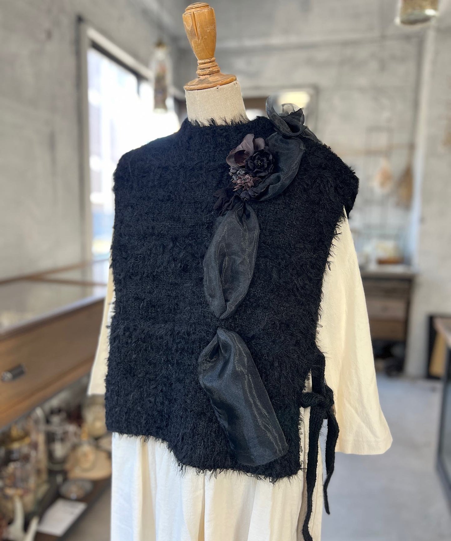 お花モチーフとリボンヤーンのニットベスト