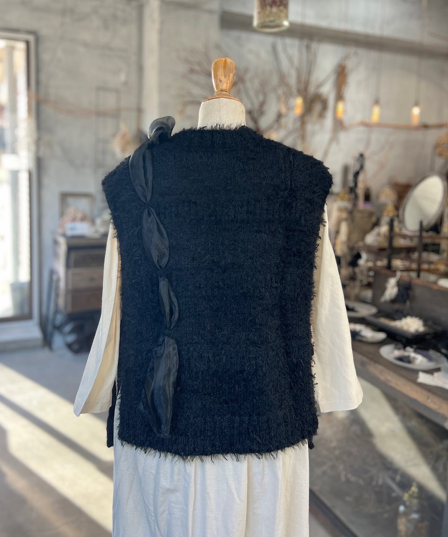 お花モチーフとリボンヤーンのニットベスト