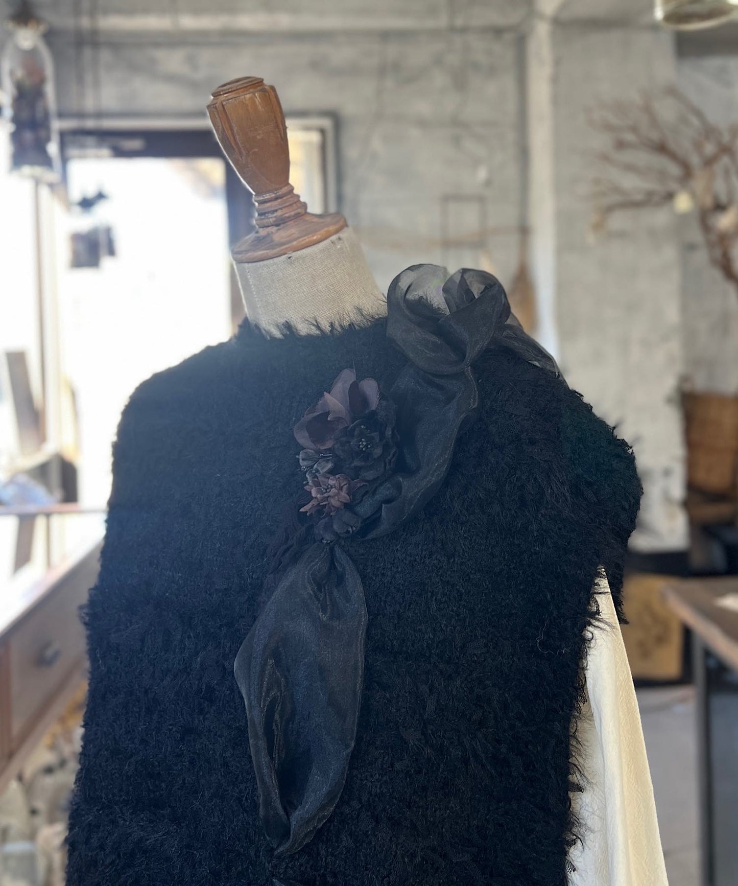 お花モチーフとリボンヤーンのニットベスト