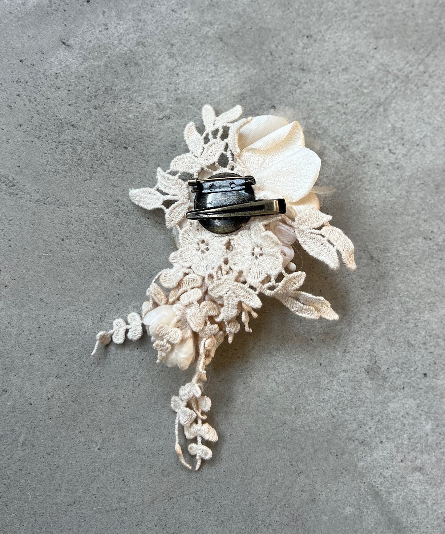 お花モチーフとリボンヤーンのニットベスト