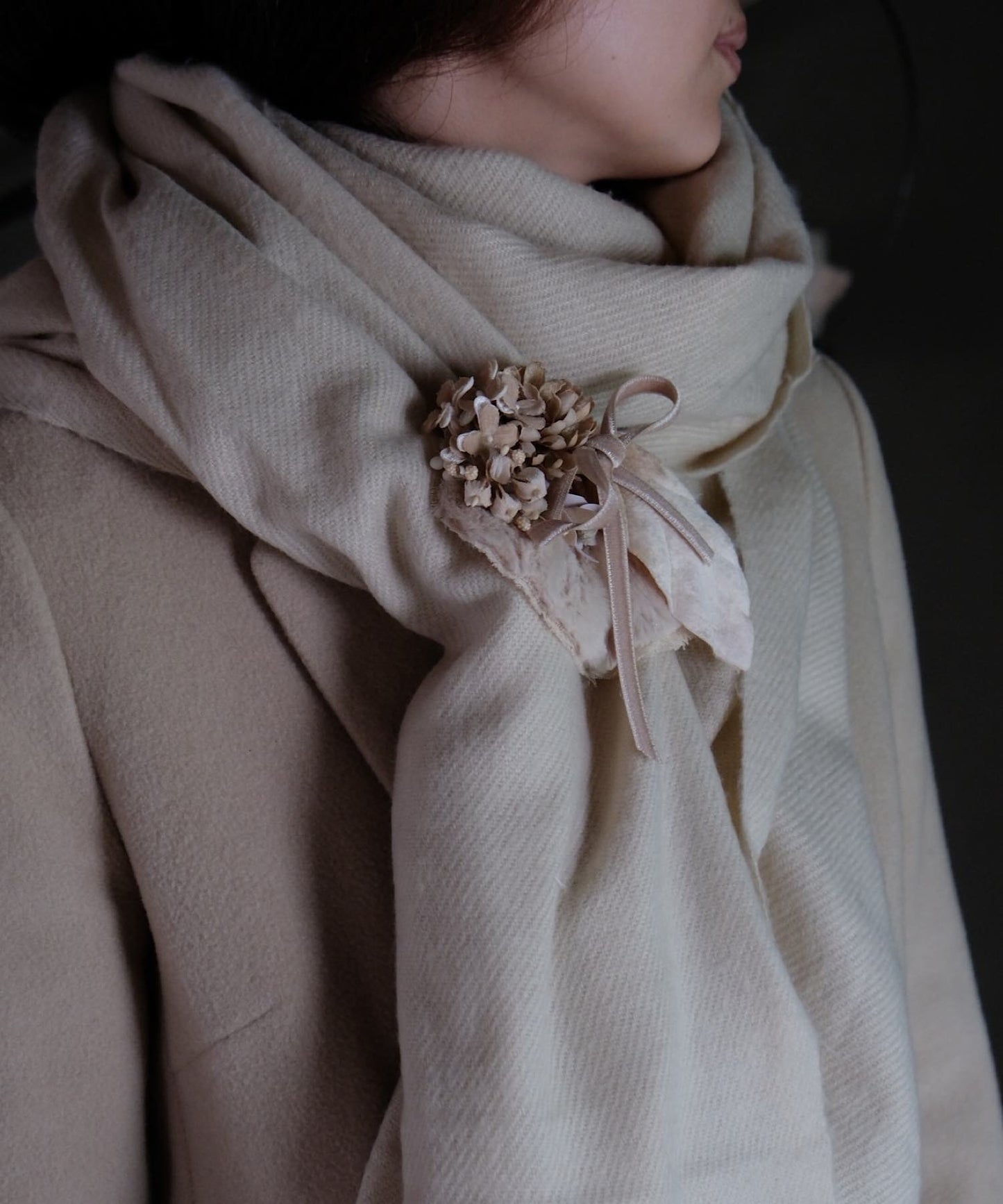 ファーとライラックのショールピン