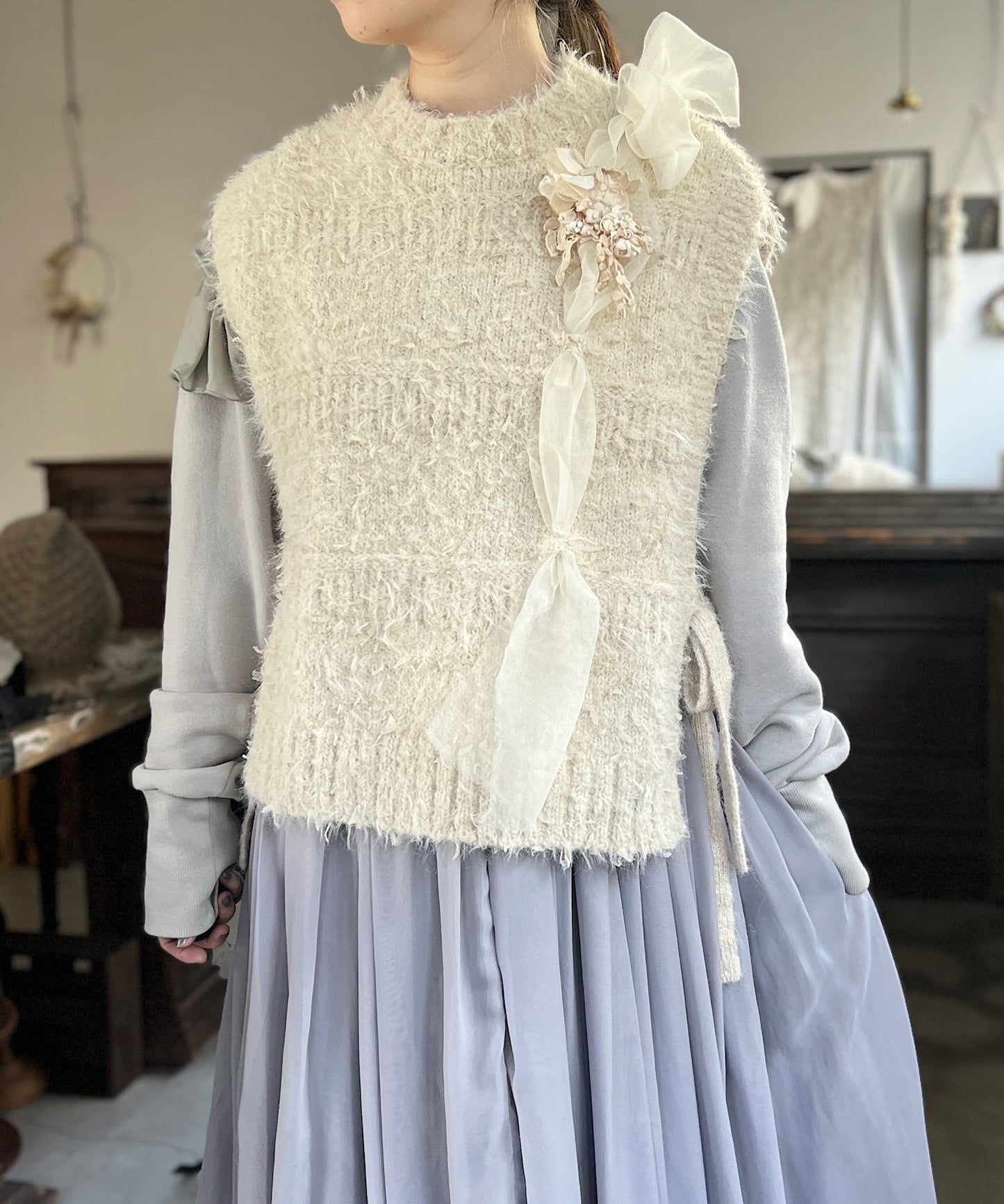 お花モチーフとリボンヤーンのニットベスト