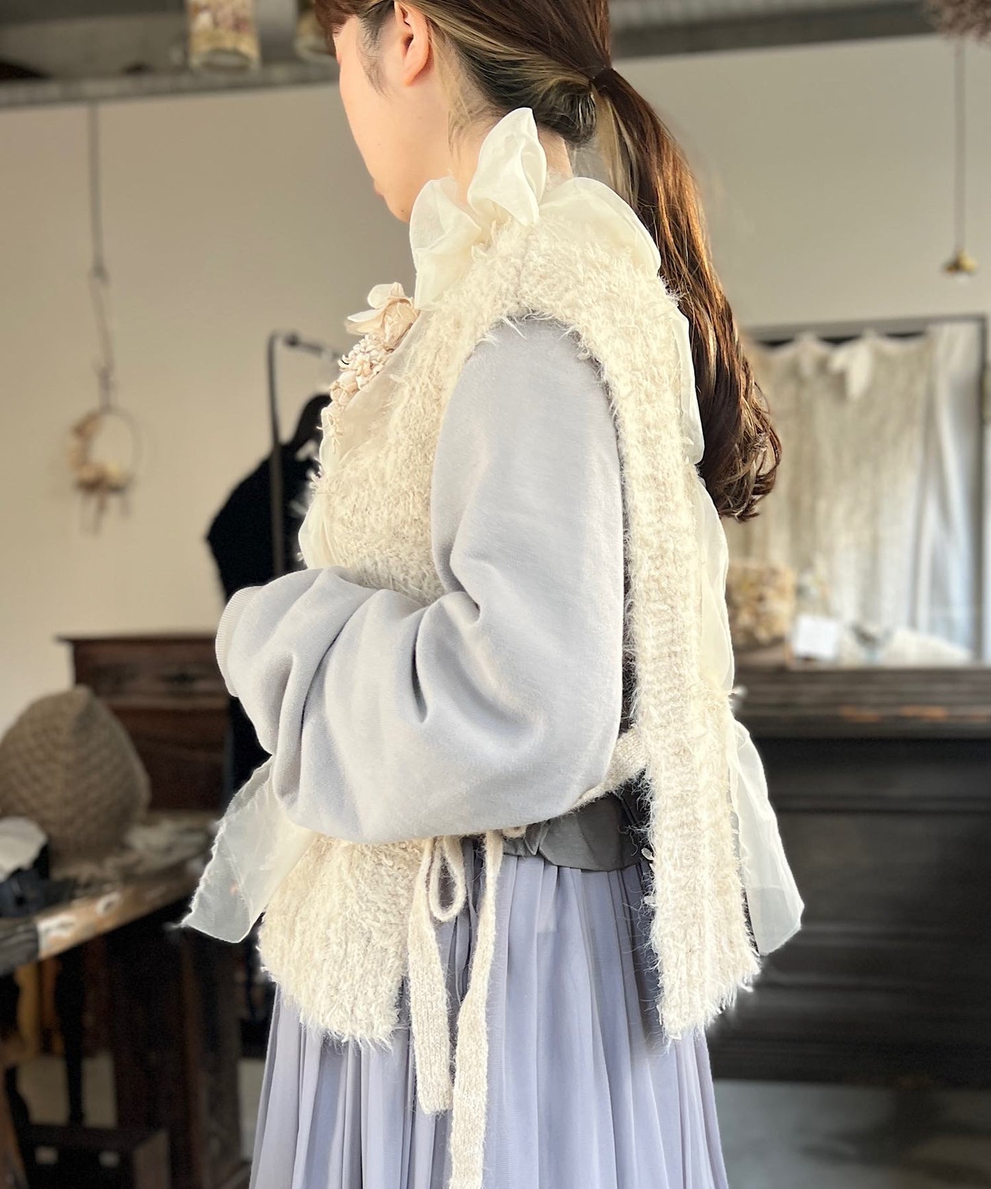 お花モチーフとリボンヤーンのニットベスト