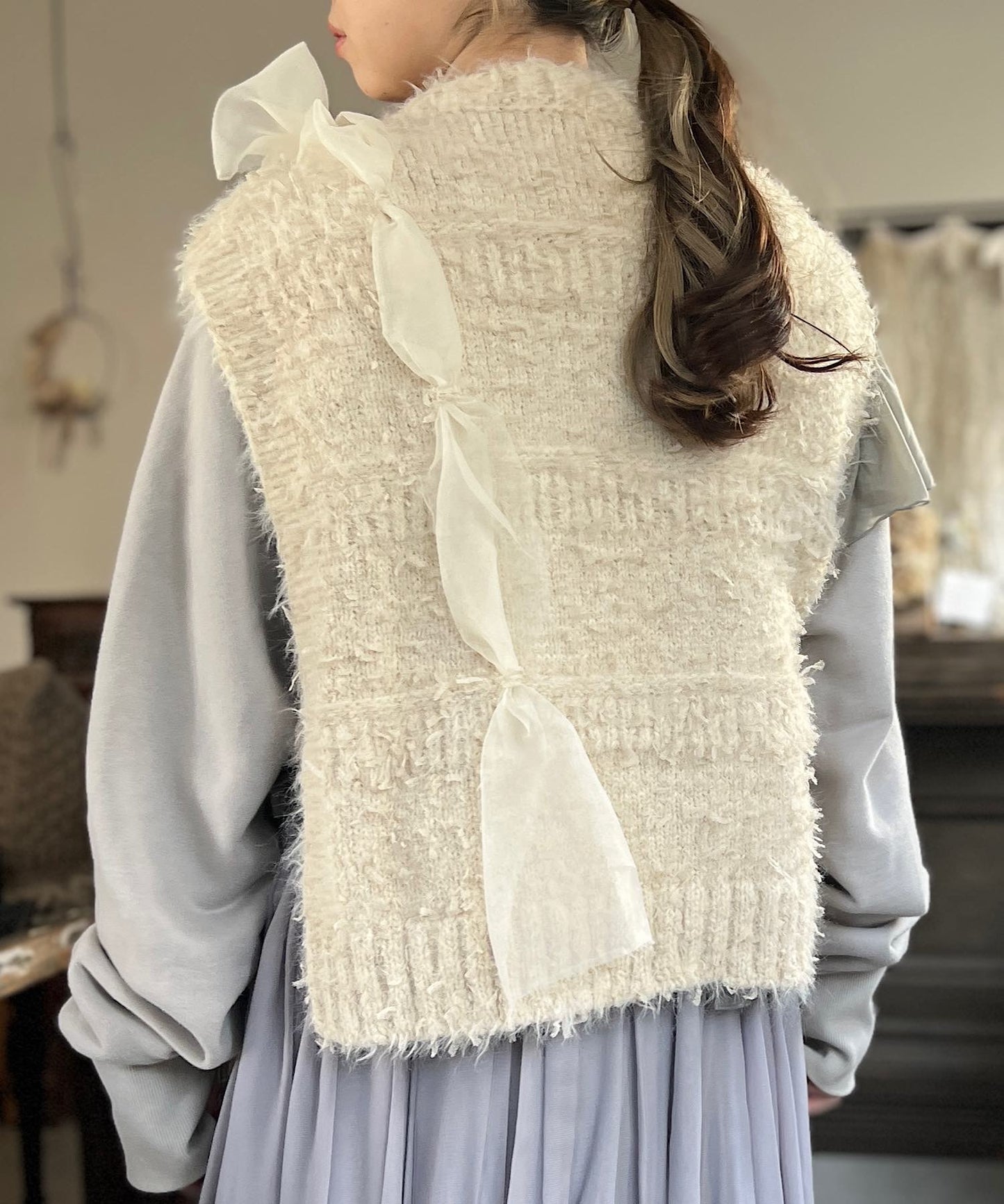 お花モチーフとリボンヤーンのニットベスト