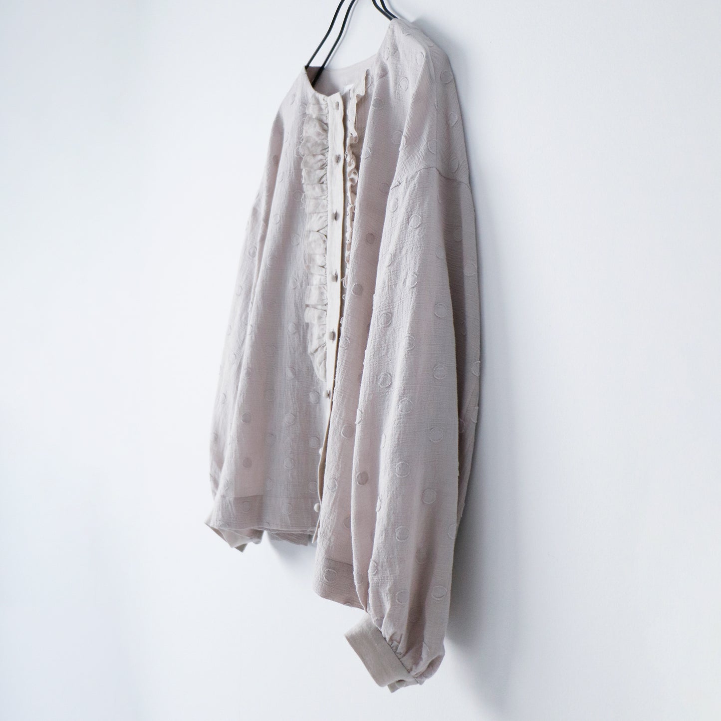 【MAGALI】 コットンスノードット・フリルブラウス