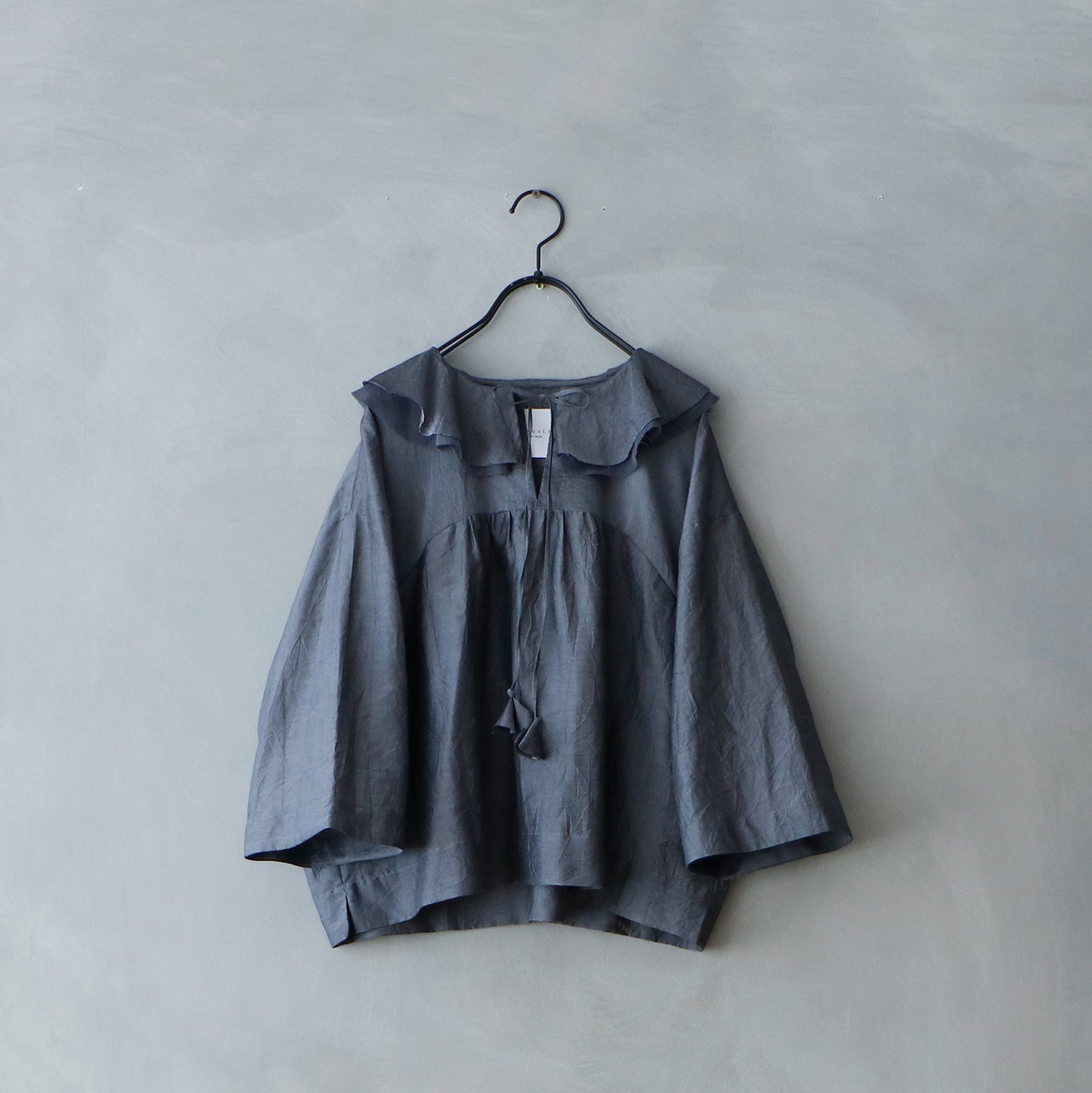 【MAGALI】 コットンシルクブレイド・フリルカラーブラウス