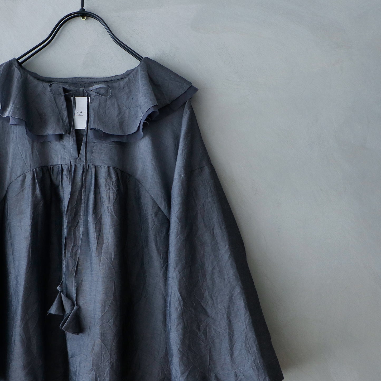 【MAGALI】 コットンシルクブレイド・フリルカラーブラウス