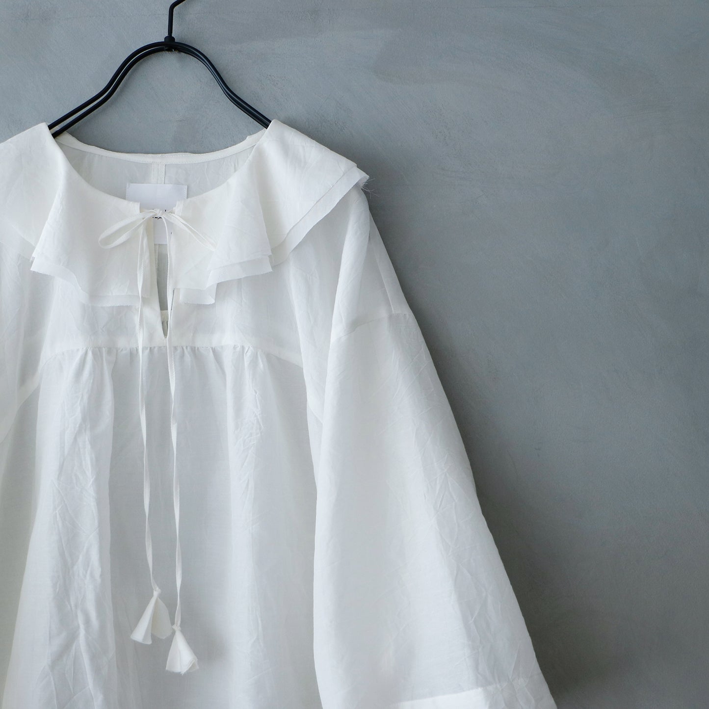 【MAGALI】 コットンシルクブレイド・フリルカラーブラウス