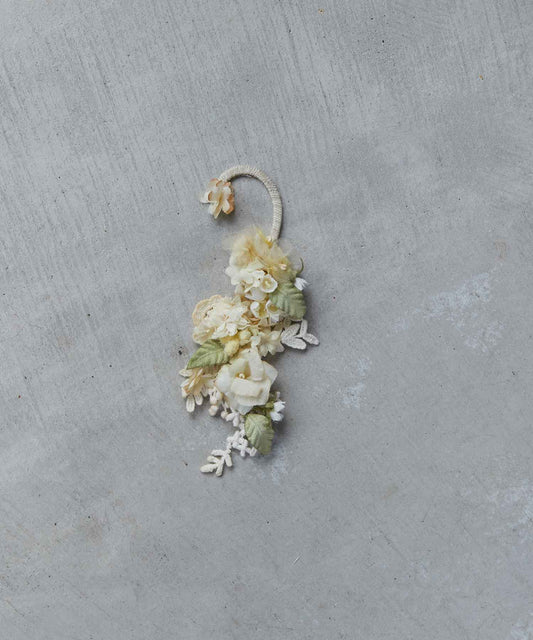 ツルリーフとお花のイヤーカフ
